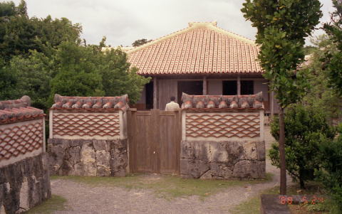 王朝時代に現在の市町村にあたる間切(マギリ)の地頭(領主)の代官が地頭代である。